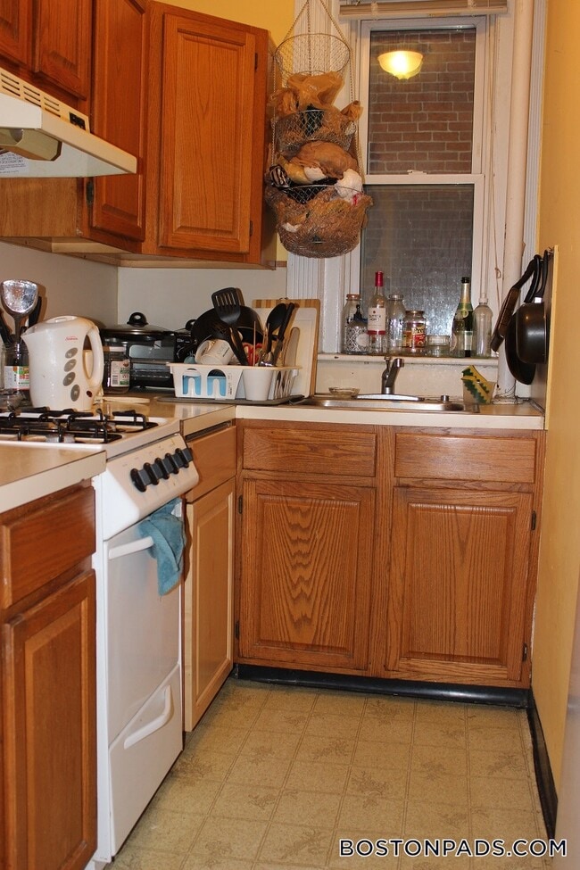 Building Photo - 463 Park Dr