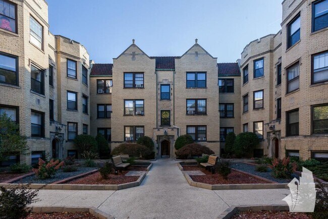 Building Photo - 1110 W Oakdale Ave