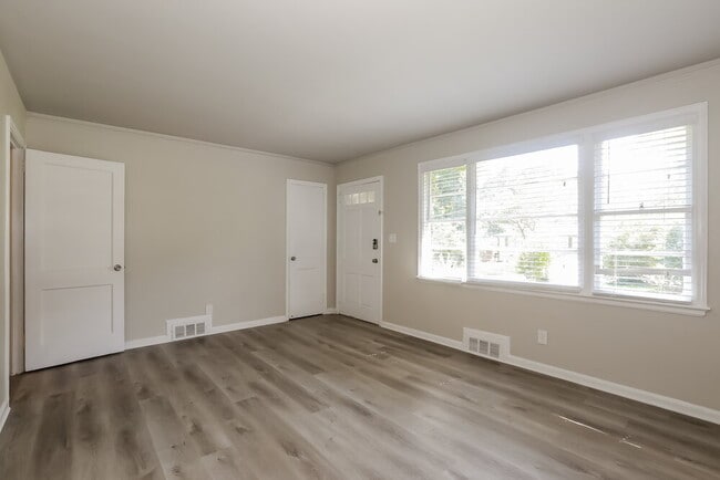 Building Photo - 2091 Holly Hill Dr