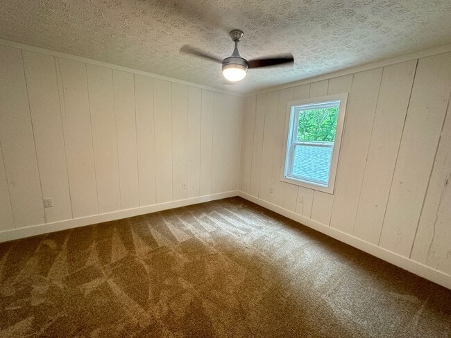 Building Photo - Remodeled Detached Above-Garage Hull Apartment!