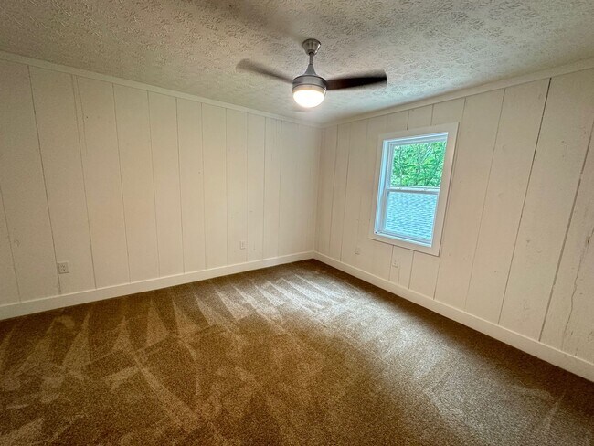 Foto del edificio - Remodeled Detached Above-Garage Hull Apartment!