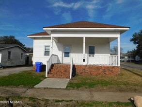 Building Photo - 719 Cedar St