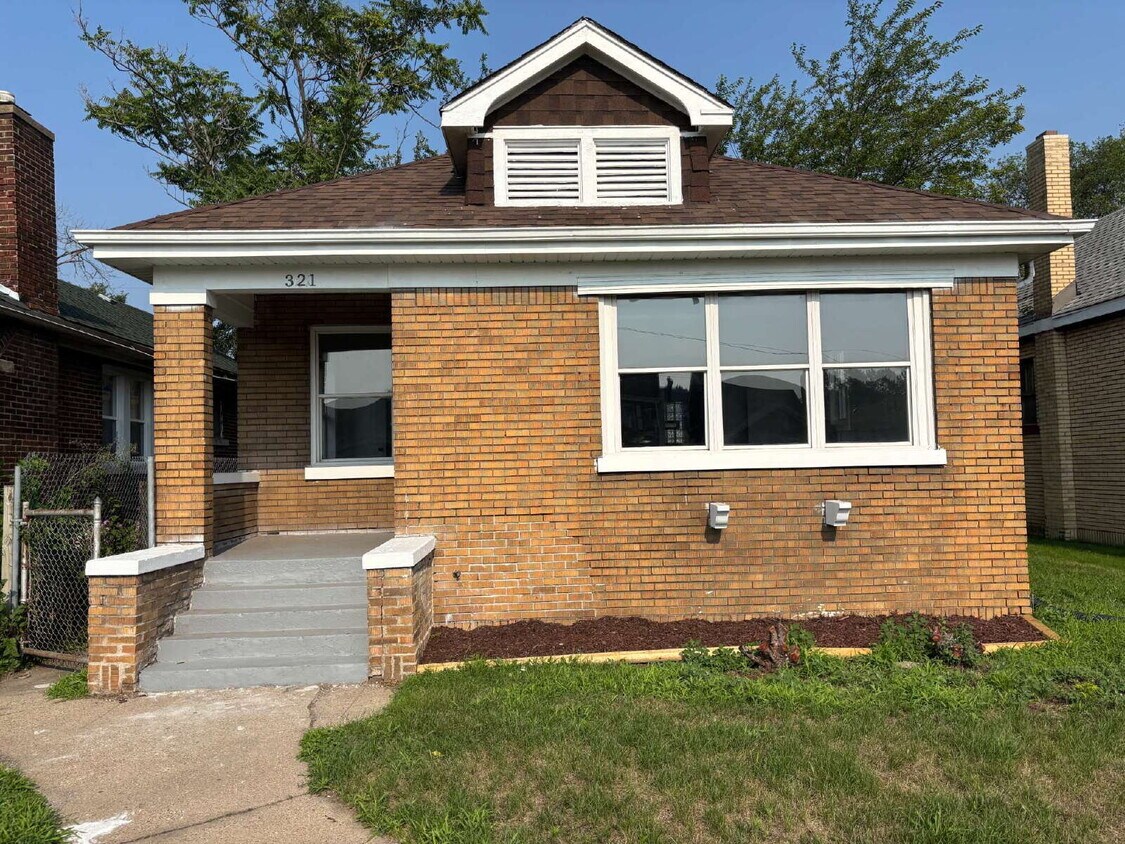 Foto principal - Cozy 4-bed house in Gary!