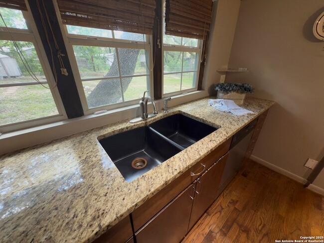 Foto del edificio - 11022 Dreamland Dr