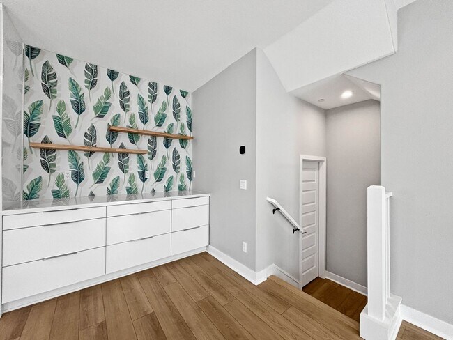 Building Photo - Stunning 3BD/2.5BA Townhouse in Mission Va...