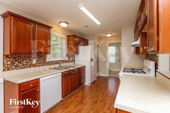 Foto del edificio - 136 Four Oaks Dr