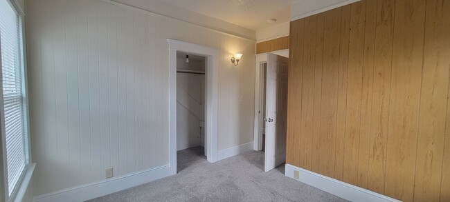 Building Photo - Downstairs unit @1034 NE Davis St - Lowere...