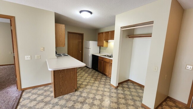 Building Photo - 2 Bedroom, 1.5 Bathroom Spacious End Unit with Garage and Central Air - Available May 1st