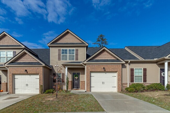 Building Photo - Beautiful 3 bedroom Townhome