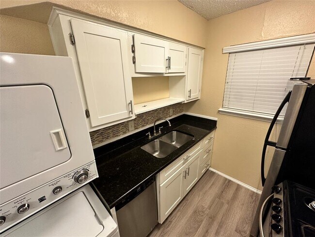 Foto del edificio - 2401 Manor Rd