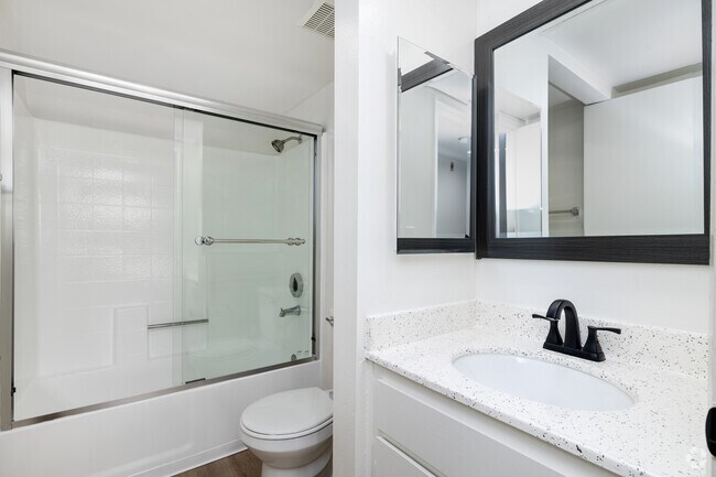 2 habitaciones, 2 baños - 1100 pies cuadrados - Segundo baño - Collis Apartments
