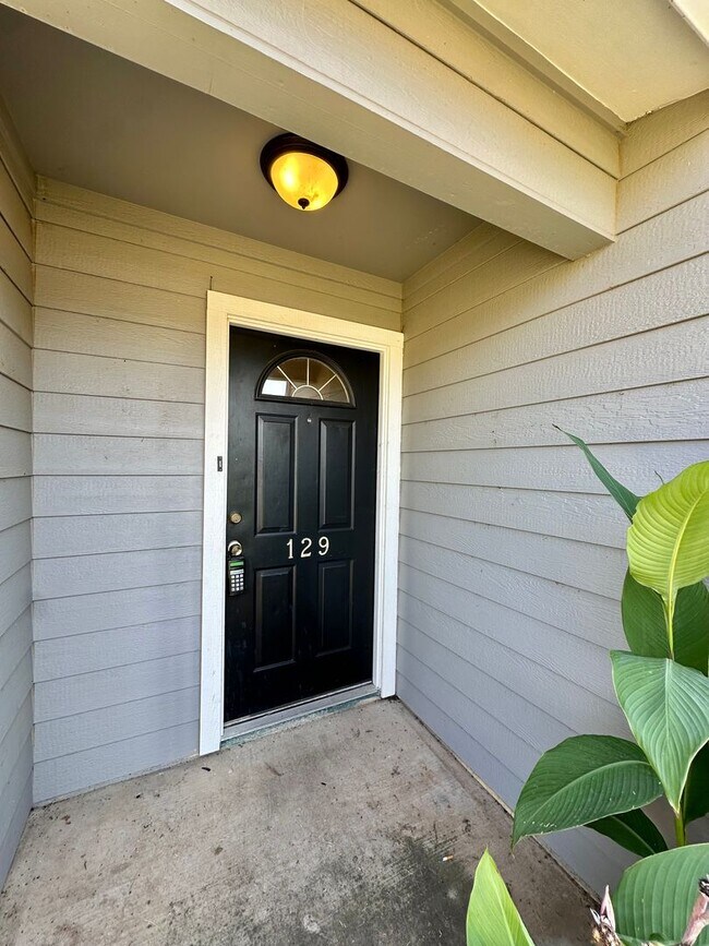 Building Photo - NOW AVAILABLE - Spacious 3-Bedroom Home Ne...
