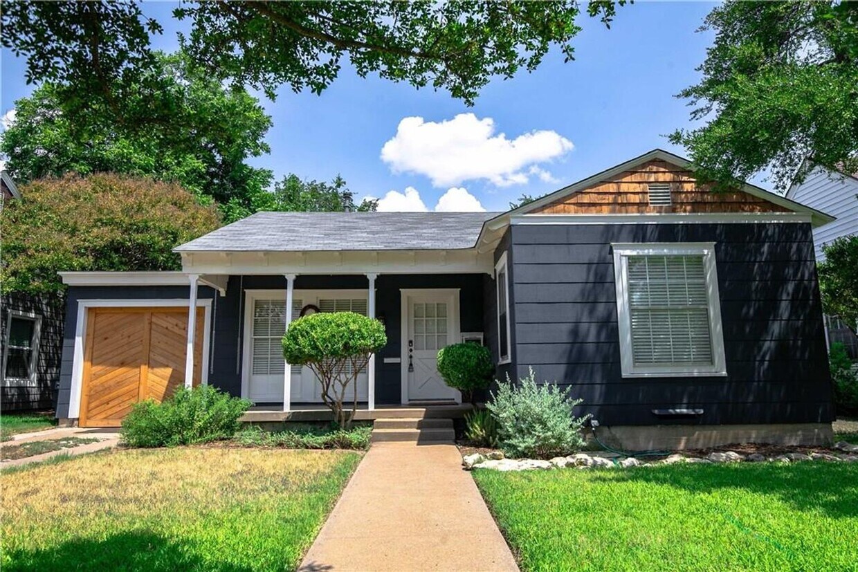 Foto principal - Charming 2 bedroom home in Arlington Heights