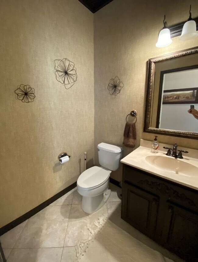 Building Photo - 5 Bedroom/2 full and 2 half baths/ 3 car g...