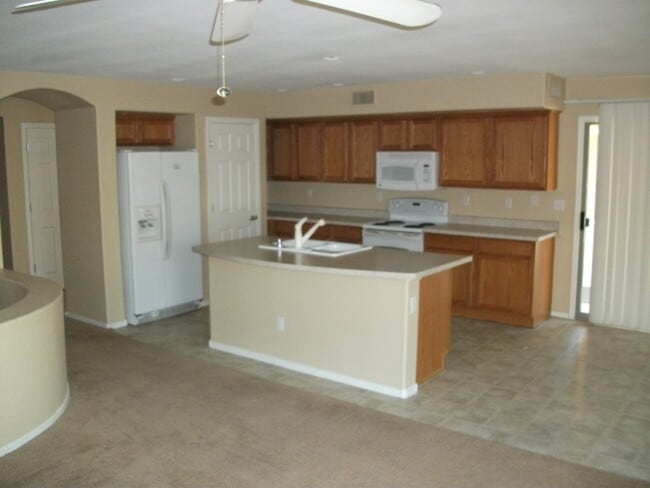 Building Photo - Spacious 4 bedroom, 2.5 bath