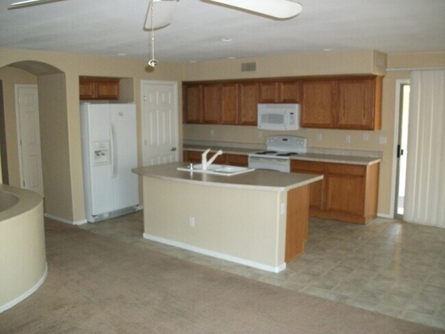 Foto del edificio - Spacious 4 bedroom, 2.5 bath