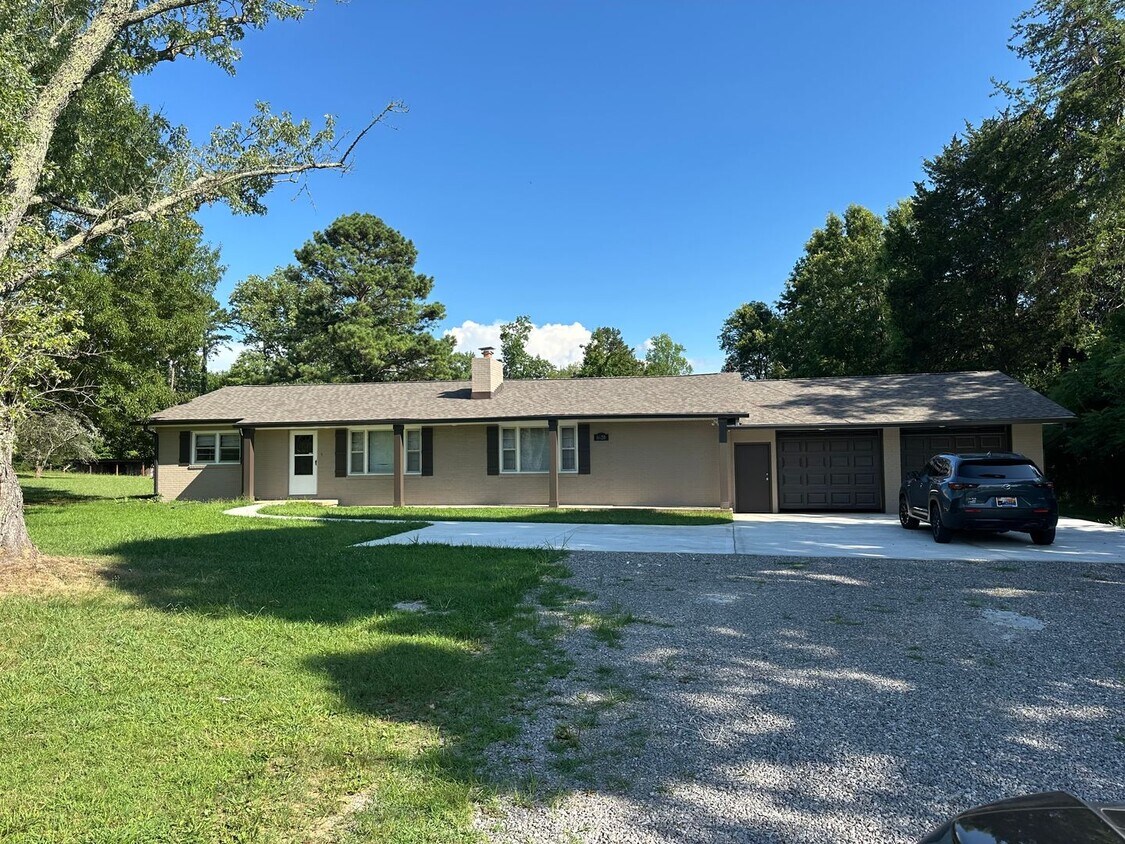 Foto principal - Charming 3 bedroom, 2 bath home in Lenoir ...