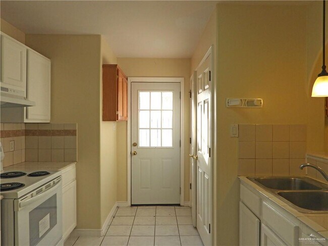 Building Photo - 3277 Los Arcos Cir