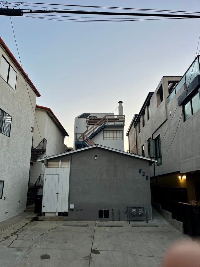 Building Photo - 828 Bayview Dr