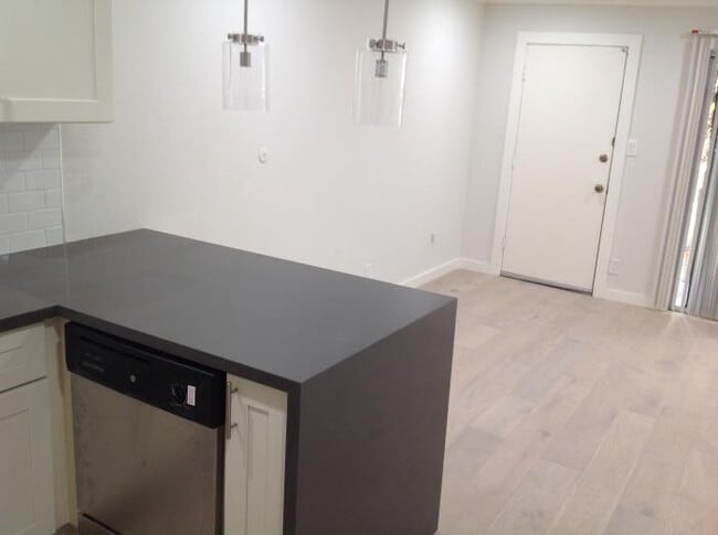Building Photo - 1 bedroom in Oakland CA 94606