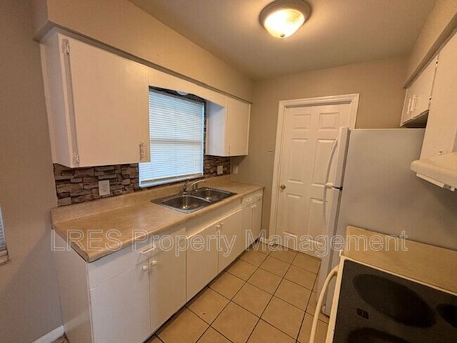 Foto del edificio - 2437 Chase Ave