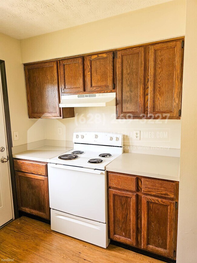 Building Photo - 3 br, 1.5 bath Duplex - 6412 Birchview Dri...