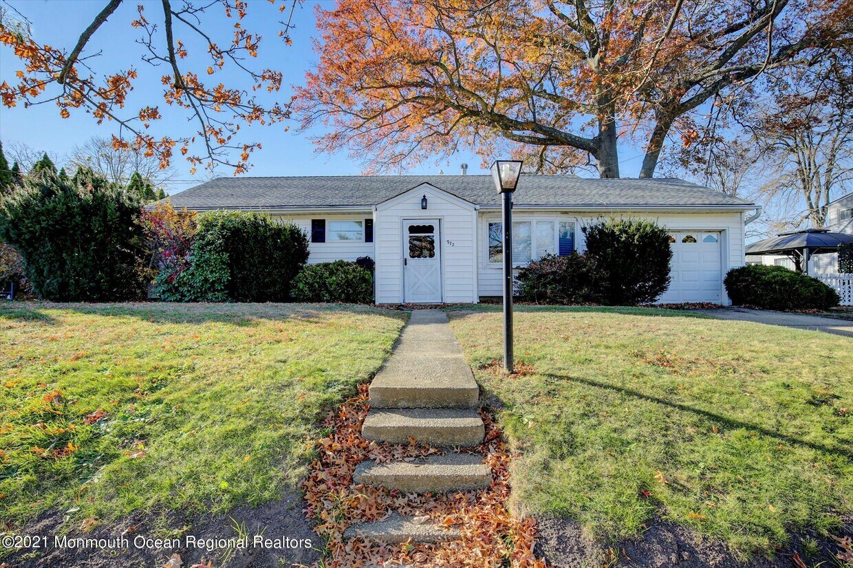Primary Photo - 972 Woodgate Ave