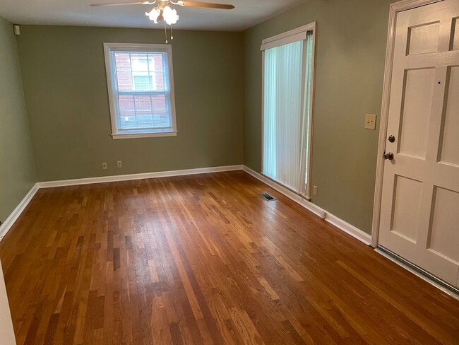 Building Photo - Adorable Home in the Heart of Donelson!