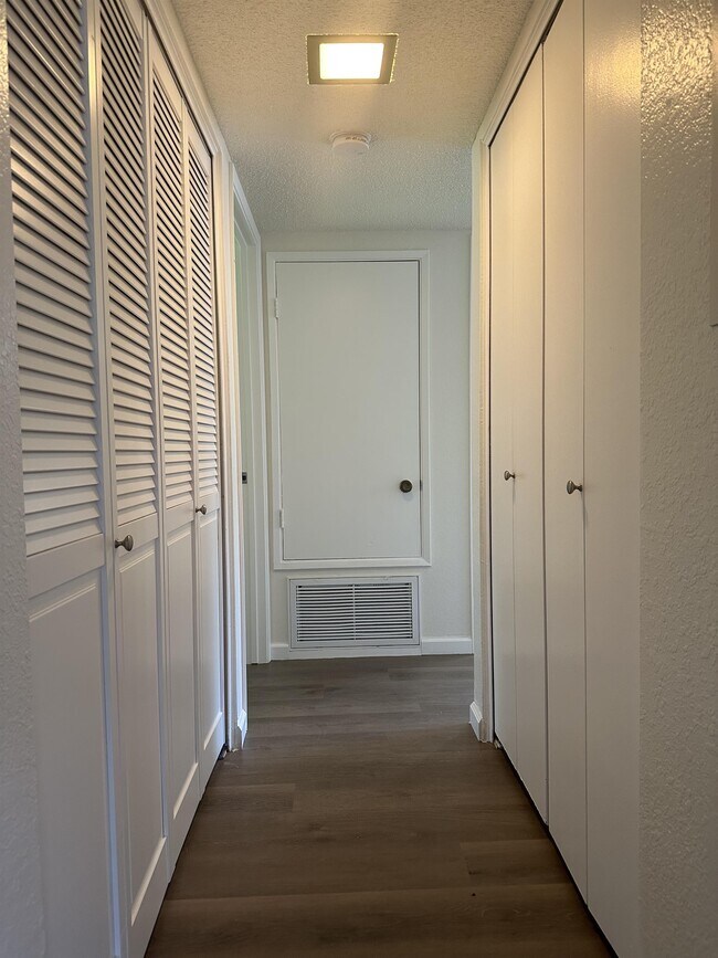 Building Photo - 100 Balcaro Way