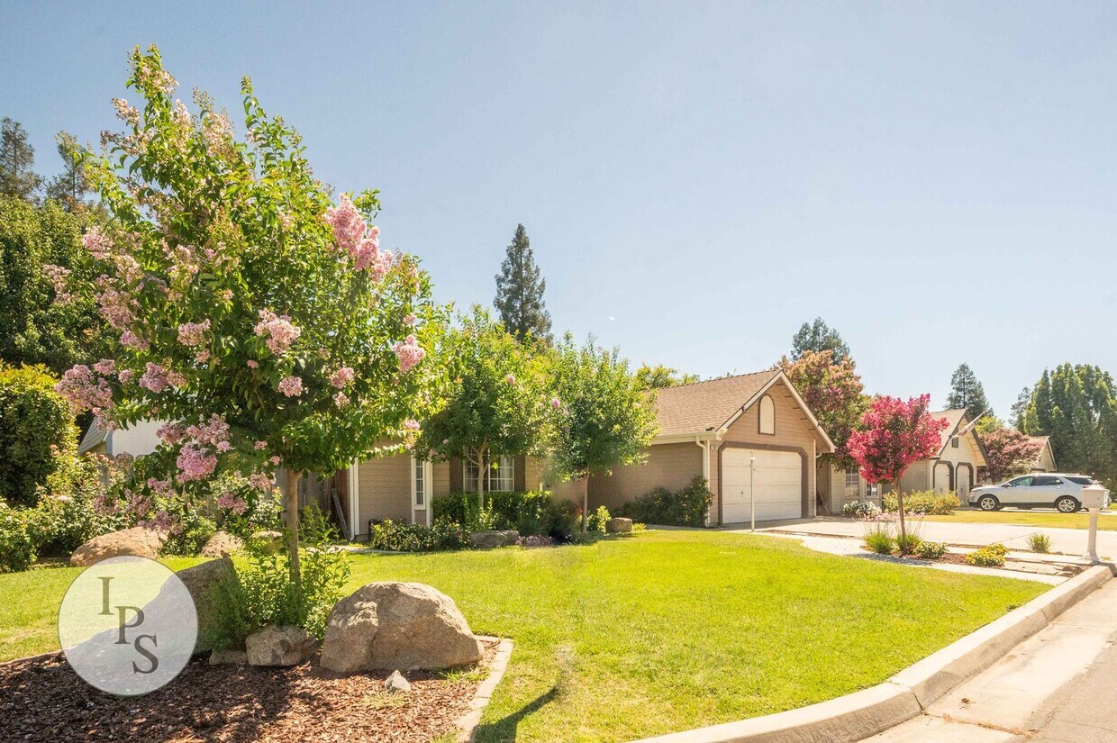 Foto principal - North Fresno Home, 3BR/2BA, Built 1991 – w...