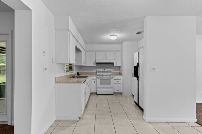 Foto del edificio - 3 Bedroom, 2 Bath House  on corner lot in ...