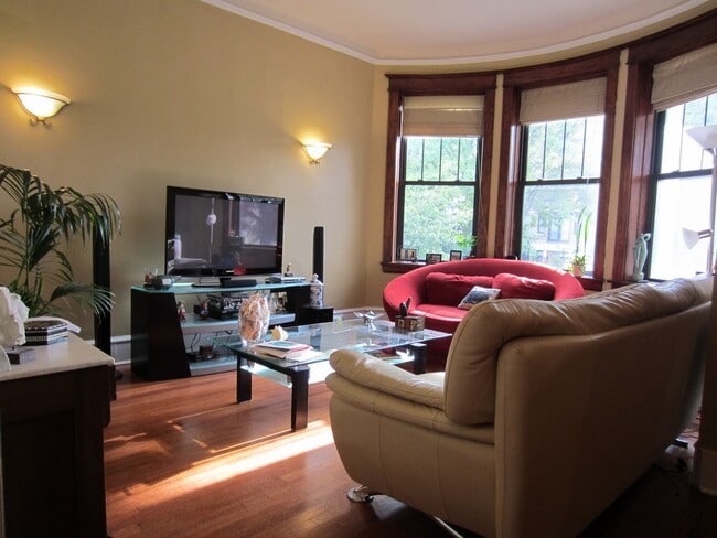 living room - 4613 N Malden St