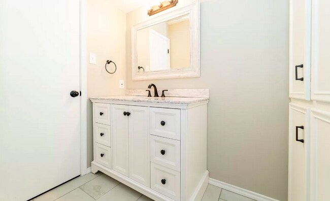 Building Photo - Bright, updated home!