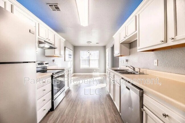 Building Photo - 561 Redbud St