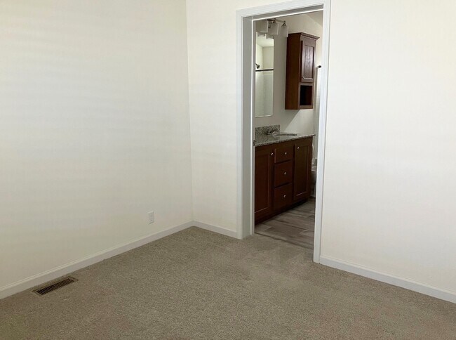 Foto del edificio - 702 W McArthur Ave