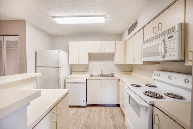 Building Photo - RENT BY FEBRUARY 15th and RECEIVE 2 WEEKS ...