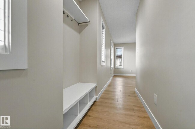Photo du bâtiment - 1530 Tamarack Blvd NW