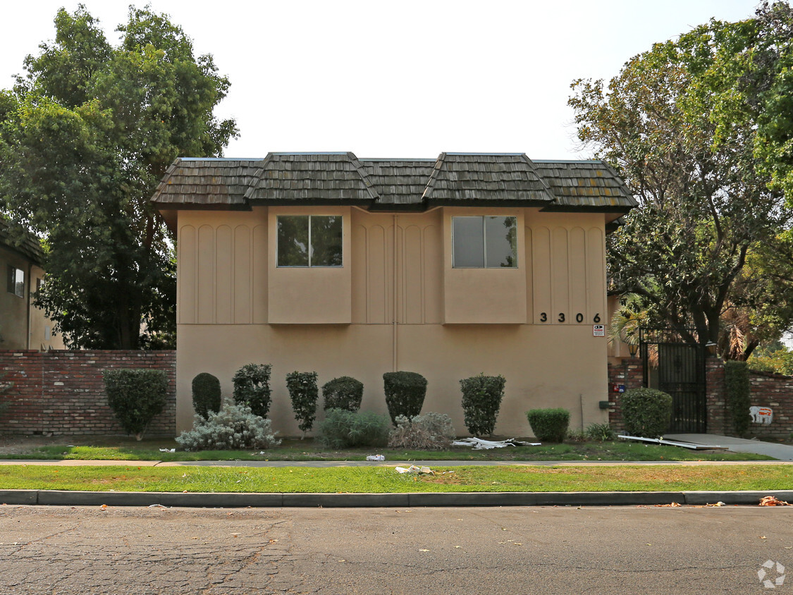 Building Photo - 3306 E Sierra Madre Ave