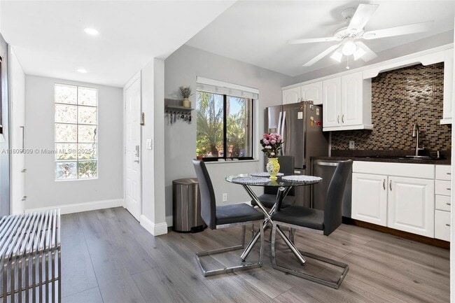 Building Photo - 405 Lakeview Dr