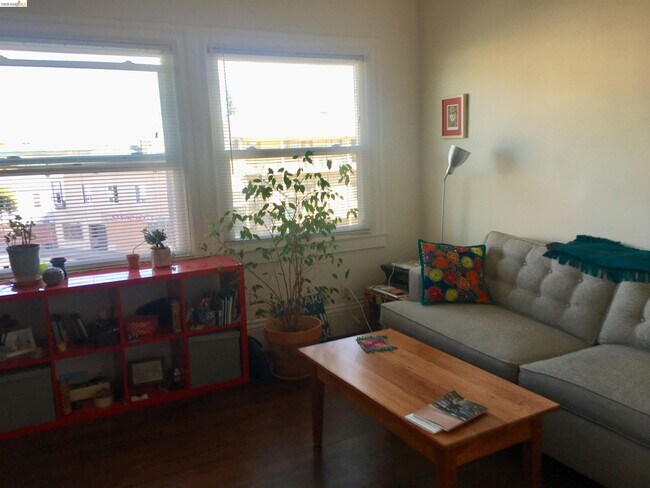 Foto del edificio - 2448 Foothill Blvd