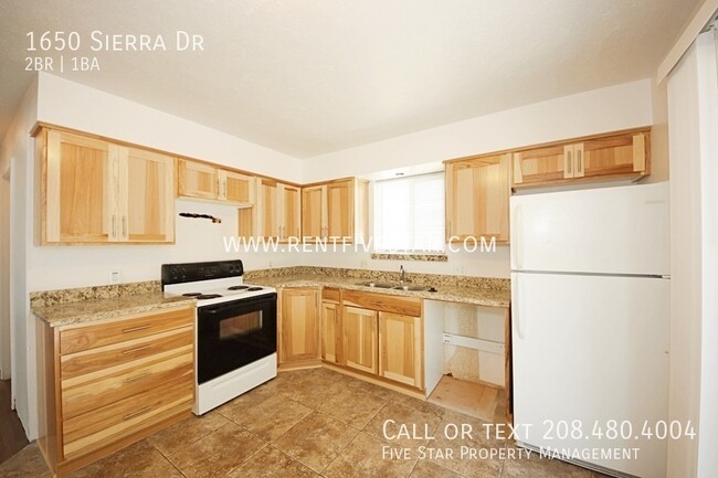 Building Photo - 2 Bedroom Apartment With NEW Flooring! Vis...