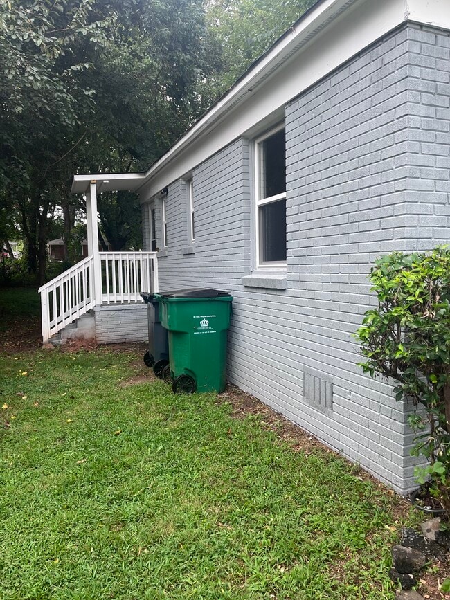 Side view - 1029 Justice Ave