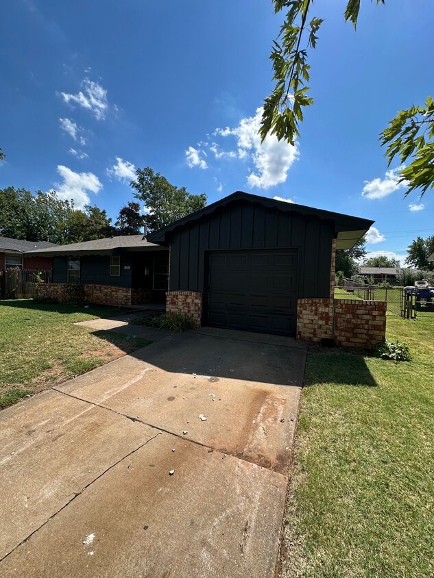Primary Photo - 808 Hedge Dr