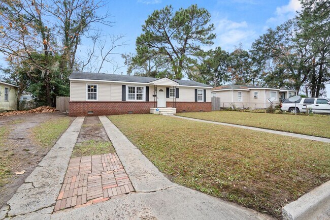 Foto del edificio - Charming 3BR Home + Bonus Room Near Downtown Savannah & Tybee Island