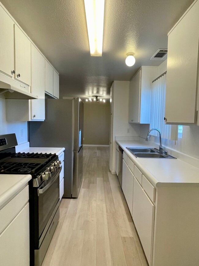 Building Photo - 4 BED/2.5 BATH HOUSE LOCATED IN THE LAKE K...