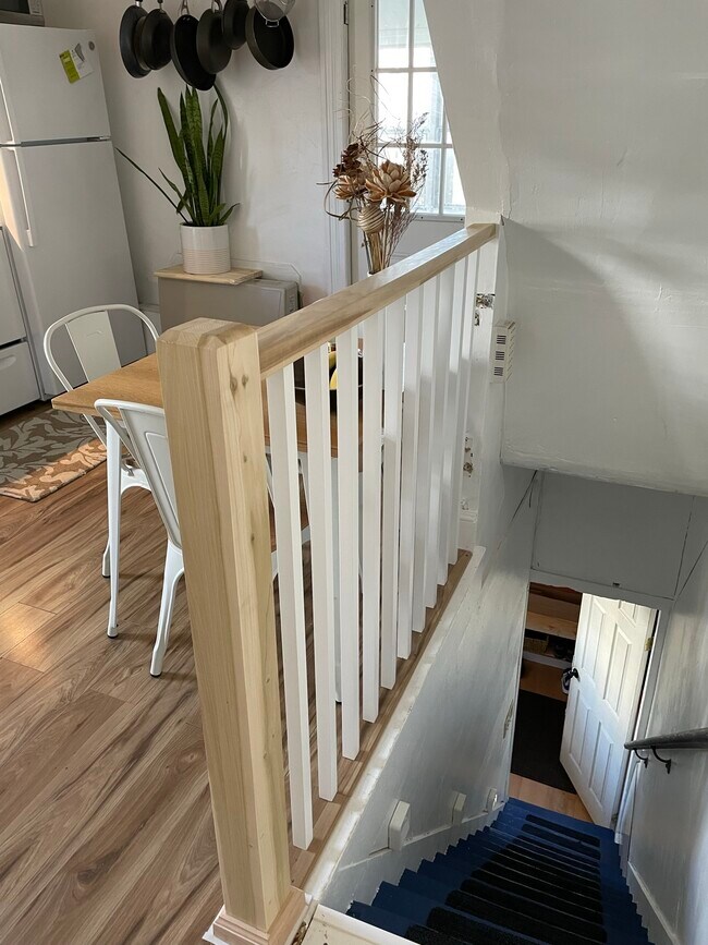 Entrada por escalera a la cocina - 18 Bradley St