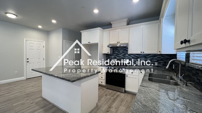 Foto del edificio - Charming 4bd/2ba House with Garage near Fr...