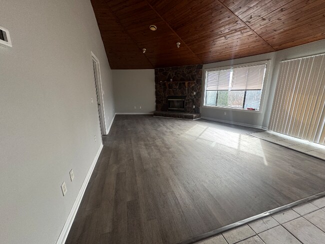 Building Photo - 264 Knoll Dr