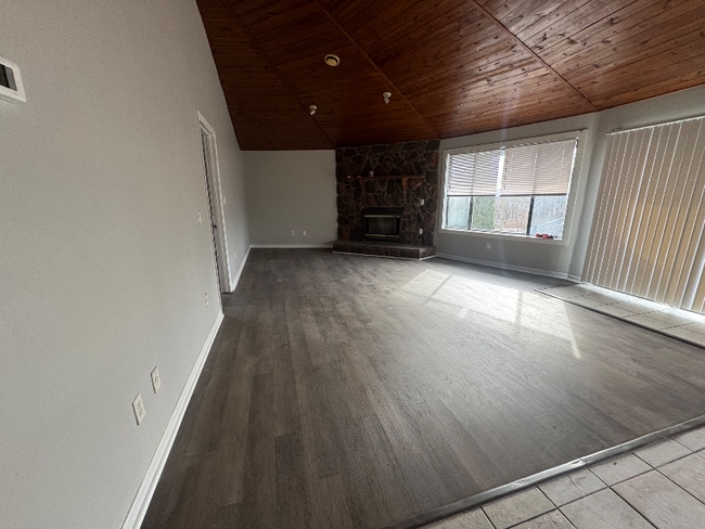 Building Photo - 264 Knoll Dr