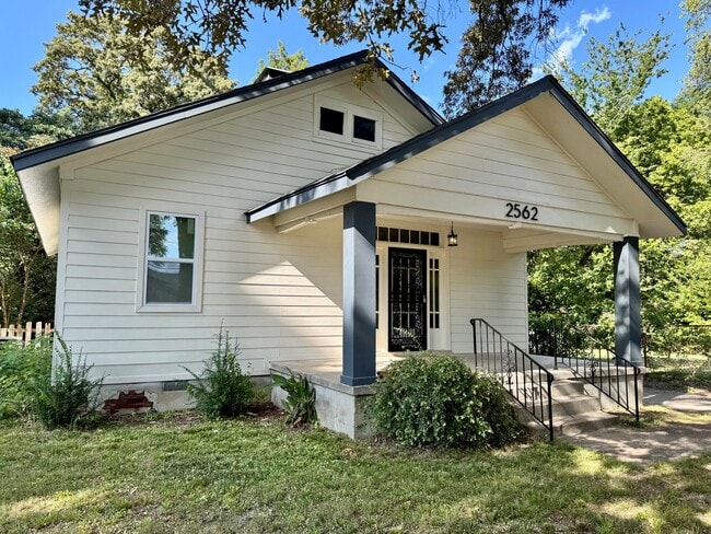 Building Photo - 2562 School Ave